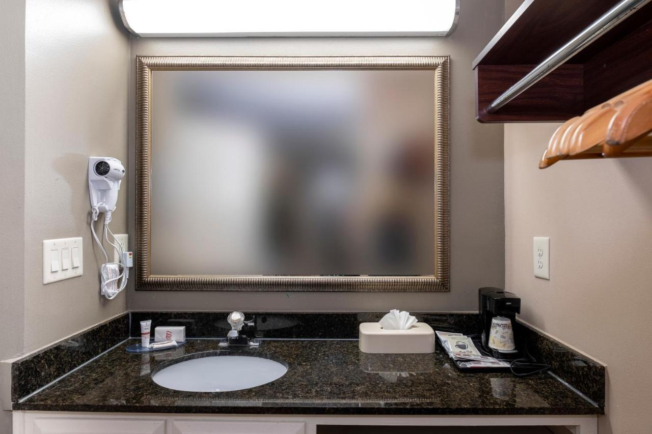 Red Roof Inn & Suites ווילסון מראה חיצוני תמונה